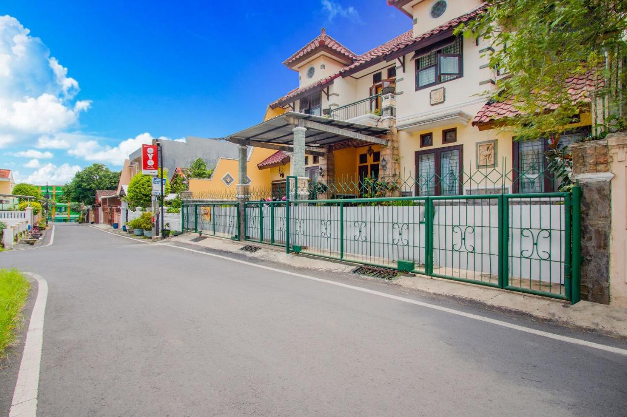Oyo 3217 The Ts Homestay Malang Eksteriør billede
